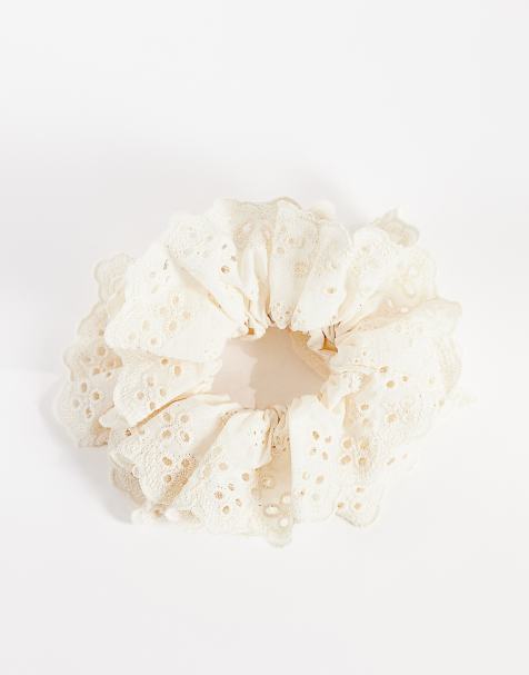 ONLY – Scrunchie-Haargummi in Cremeweiß mit Lochstickerei - view 1