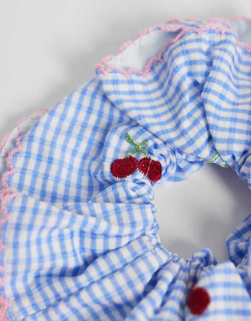 ONLY – Scrunchie-Haargummi mit hellblauem Vichy-Karo und Kirschmuster, 2 von 3
