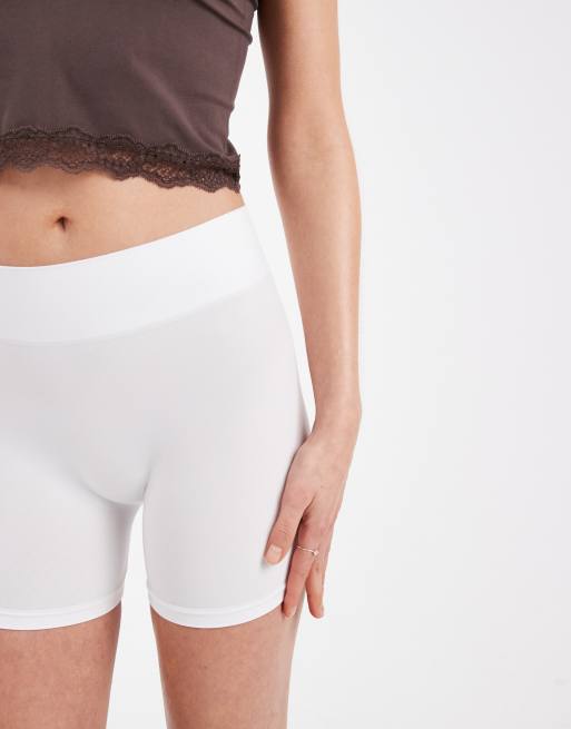 ONLY seamless legging shorts in white, 3 of 5