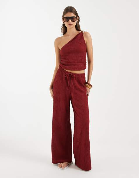 ONLY – Set in Dunkelrot mit Knitterstruktur, bestehend aus asymmetrischem Oberteil und Hose mit hohem Bund - view 1