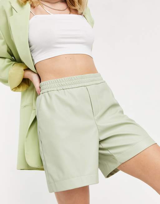 Only – Shorts aus Kunstleder in Salbeigrün mit elastischem Bund, 3 von 4