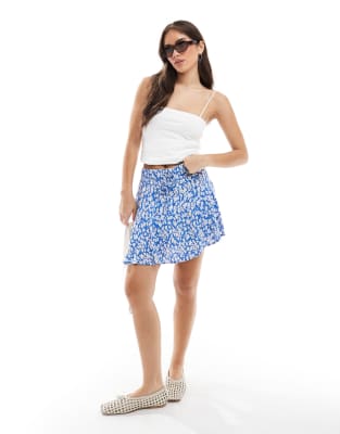 ONLY - Skort in leuchtendem Blau mit Blümchenmuster und elastischem Bund