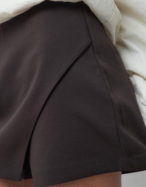 ONLY Skort mit mittelhohem Bund in Wickeloptik in Braun, 3 von 5