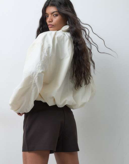 ONLY Skort mit mittelhohem Bund in Wickeloptik in Braun, 4 von 5