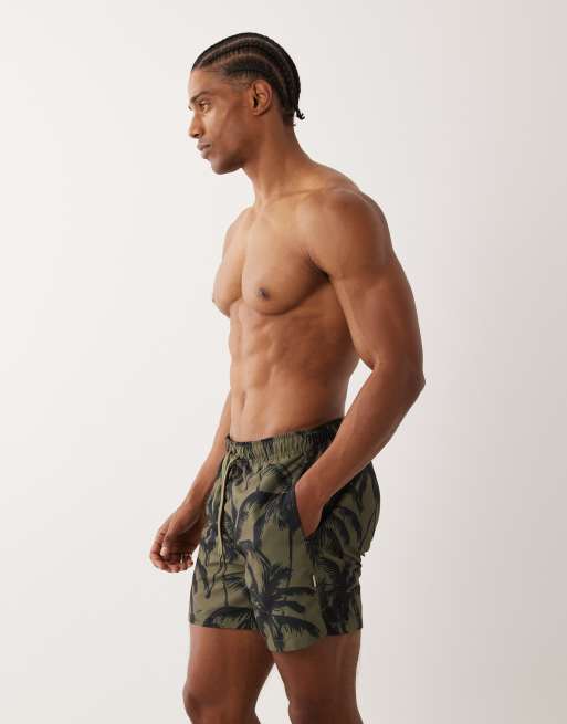 ONLY & SONS – Badeshorts in Olivgrün mit schwarzem Palmenmuster, 3 von 5