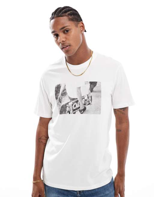 ONLY & SONS – Biały T-shirt o regularnym kroju z nadrukiem deskorolki