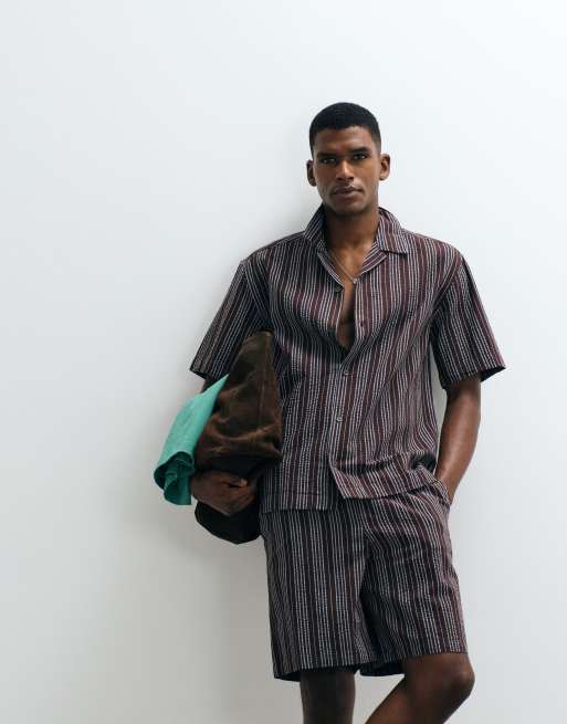 ONLY & SONS - Camicia comoda in seersucker con colletto stile resort marrone scuro e blu a righe in coordinato