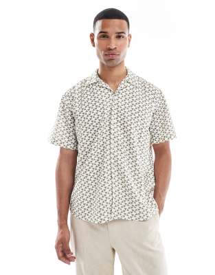 ONLY & SONS - Camicia resort a maniche corte bianca e verde con stampa di triangoli