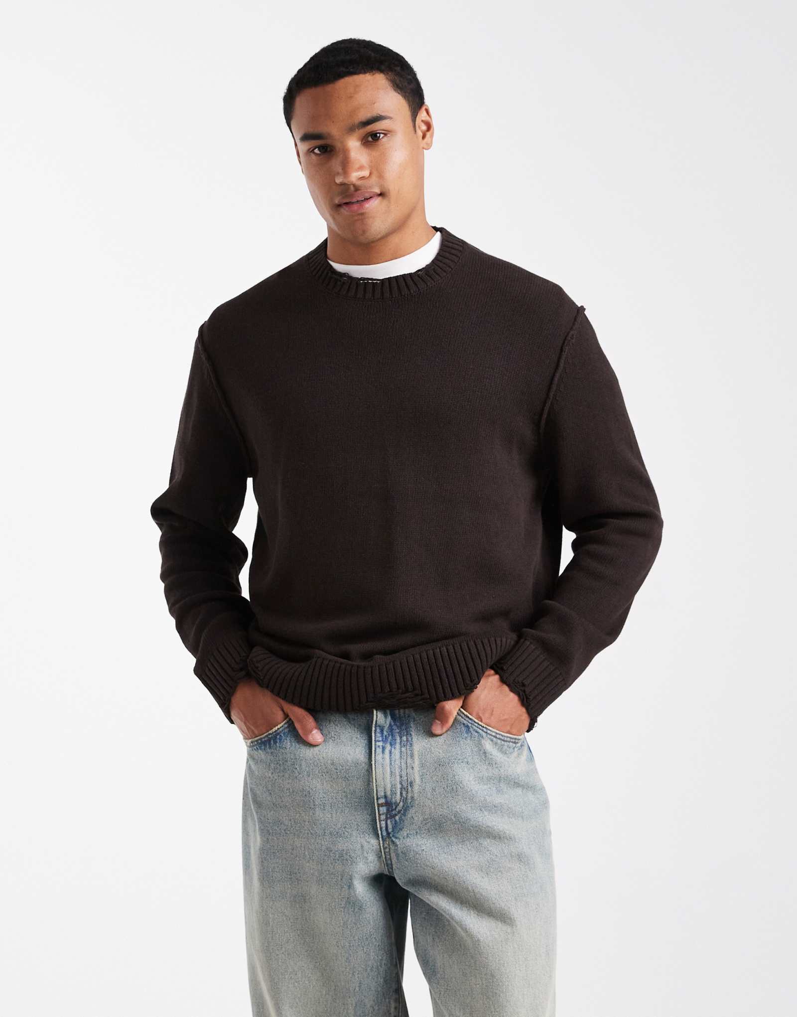 Вязаный свитер с круглым вырезом ONLY & SONS коричневого цвета, выполненный в потертом стиле