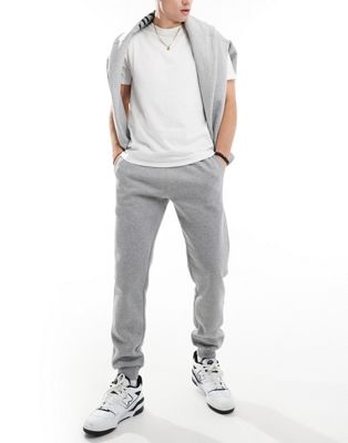 grey joggers outfit men