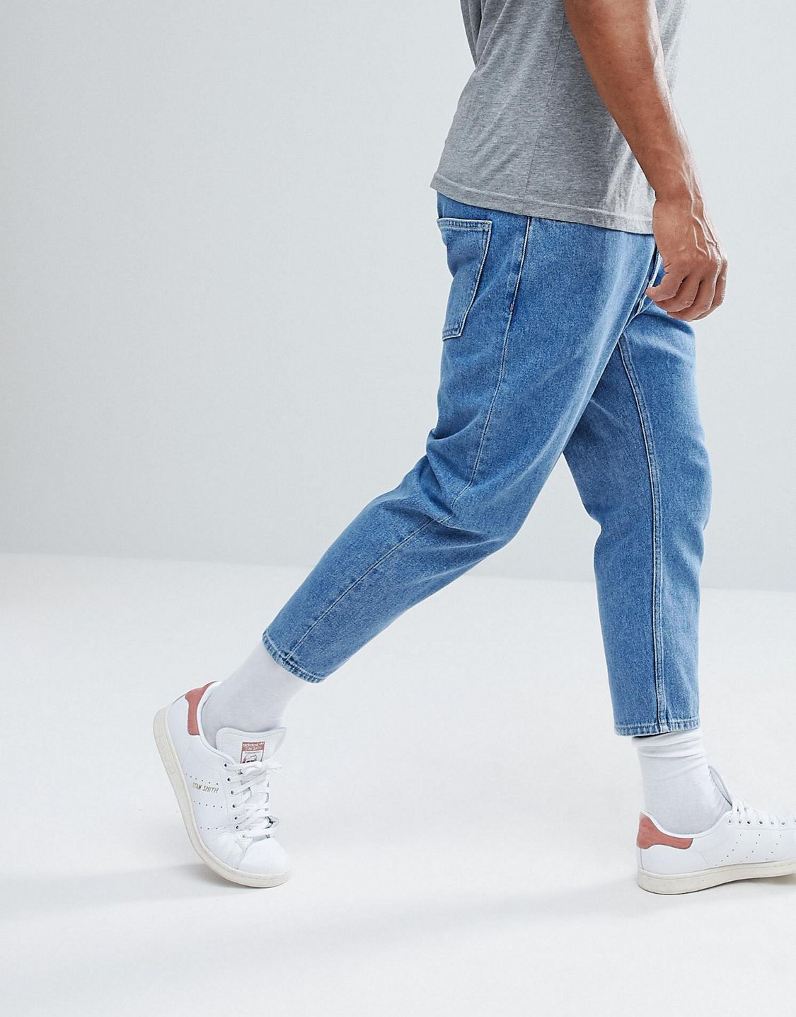 Короткие джинсы на мужчинах