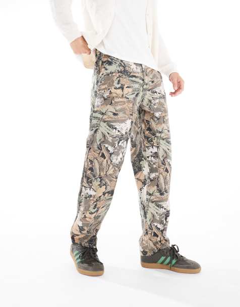 ONLY & SONS – Locker geschnittene Hose in Beige mit Military-Blattmuster - view 1