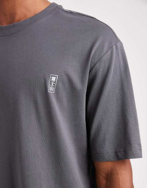 ONLY & SONS – Mörkgrå, avslappnad t-shirt med Mount Fuji-tryck baktill, 5 av 5