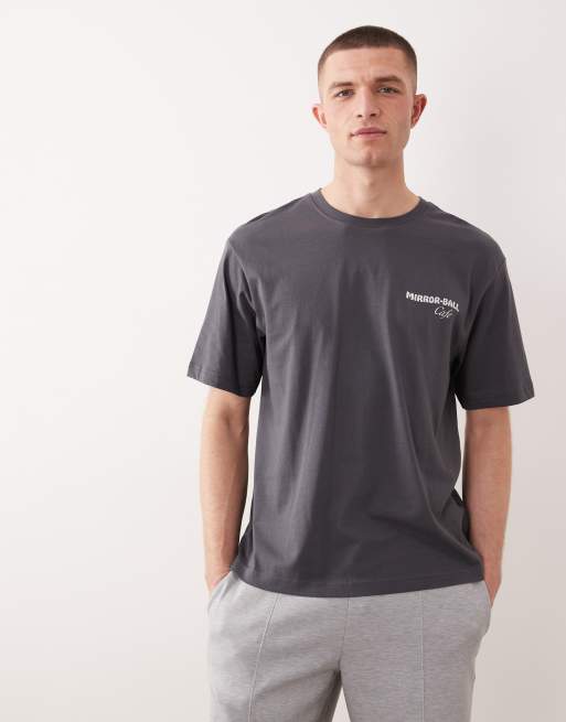 ONLY & SONS – Mörkgrå t-shirt i oversize med spegelvänt cafétryck baktill, 2 av 5