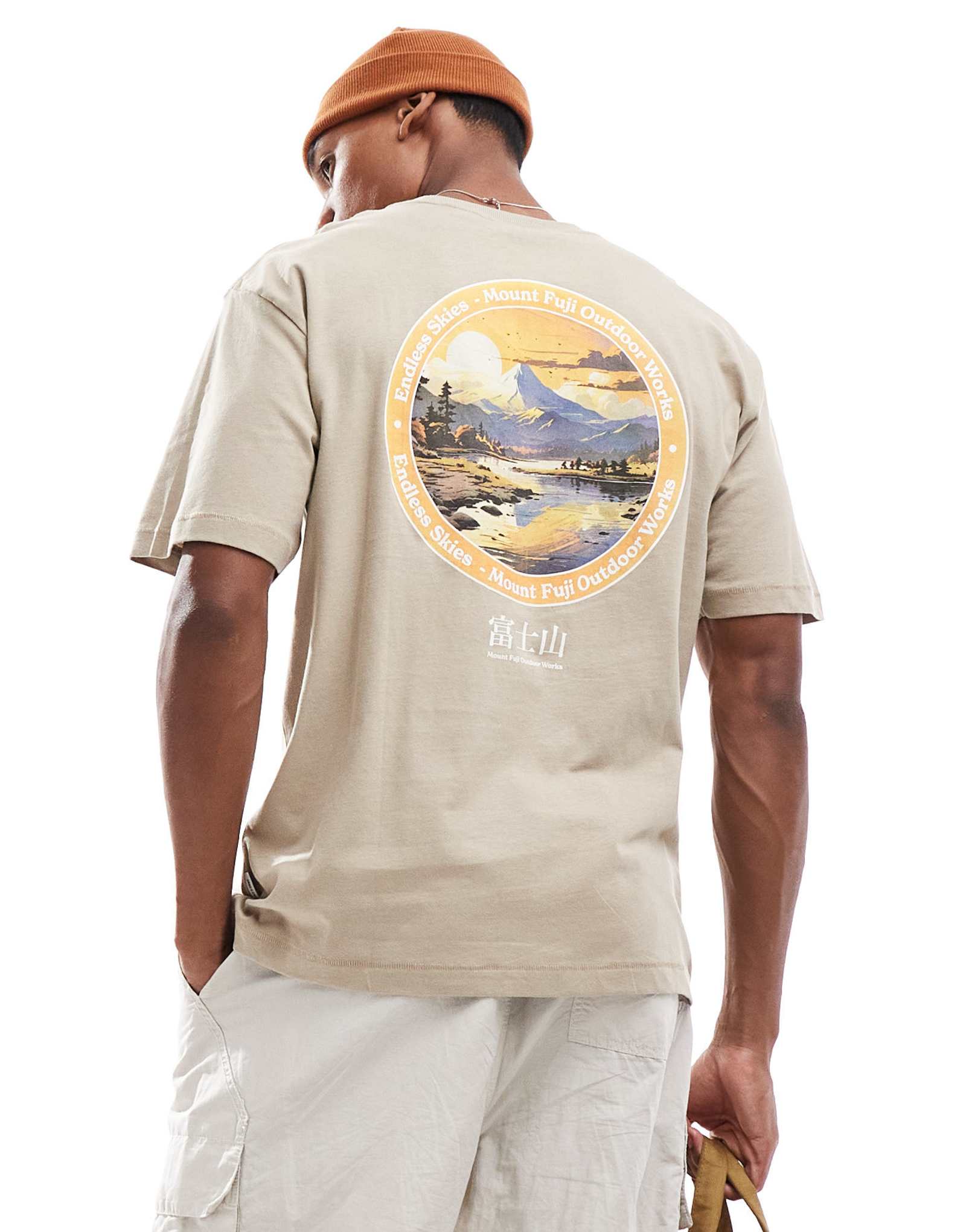 Футболка ONLY &SONS oversize с принтом горы Фудзи на спине бежевого цвета