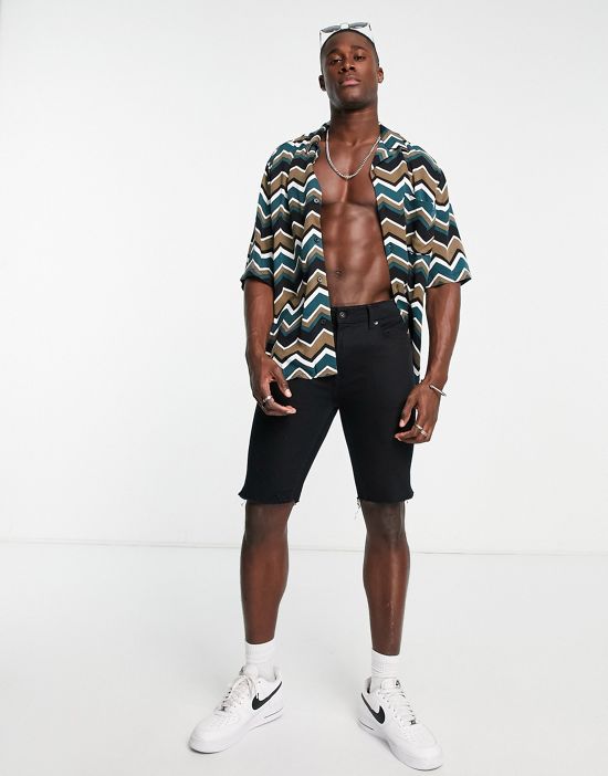 https://images.asos-media.com/products/only-sons-oversized-revere-short-sleeve-shirt-in-mini-zigzag-print/203084134-3?$n_550w$&wid=550&fit=constrain