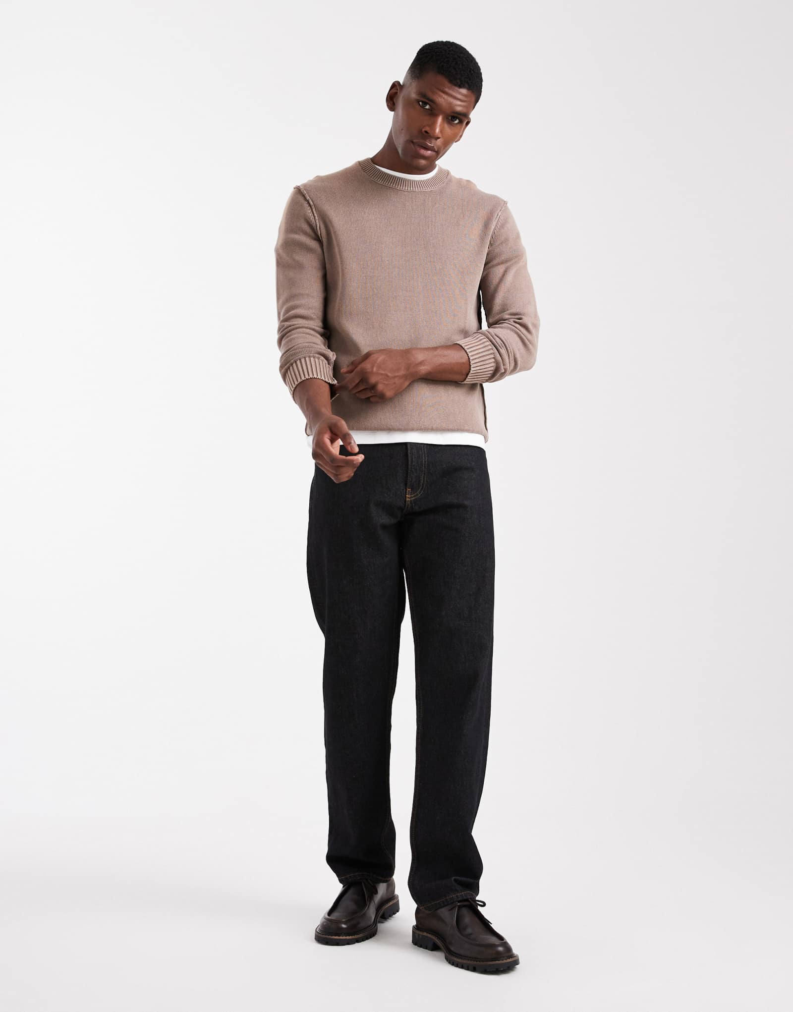 Вязаный свитер ONLY &SONS обычного кроя с круглым вырезом и открытыми швами светло-коричневого цвета