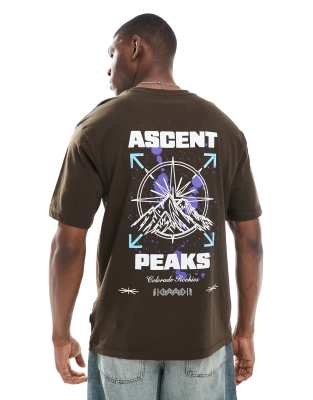 SONS - Relaxed Fit T-Shirt in Braun mit „Ascent Peaks"-Print Braun M