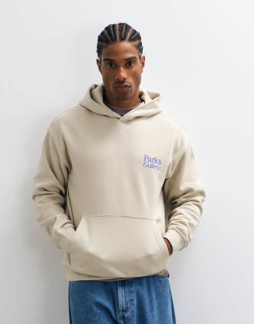 ONLY & SONS - Sudadera con capucha de corte holgado con estampado trasero de galería en crema, 2 de 5