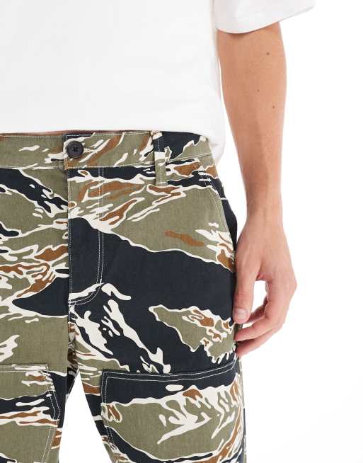 ONLY & SONS – Svarta, avslappnade arbetsbyxor med tigerrandigt kamouflagemönster, 3 av 5