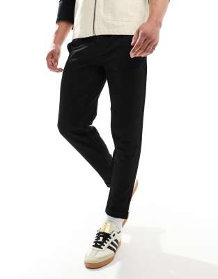 tapered fit cropped pants in black