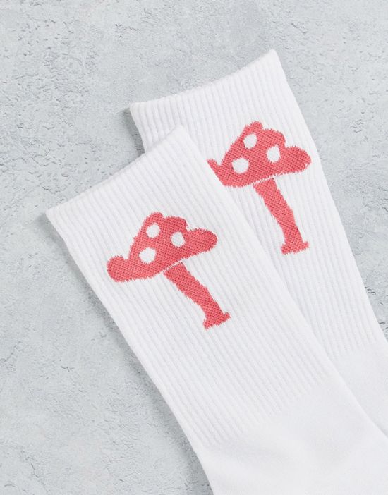 https://images.asos-media.com/products/only-sons-tennis-socks-with-embroidered-mushroom-in-white/202939287-2?$n_550w$&wid=550&fit=constrain