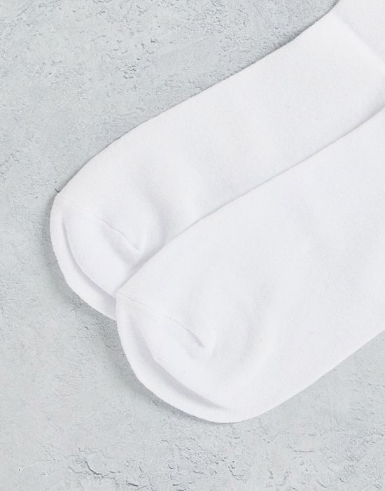 https://images.asos-media.com/products/only-sons-tennis-socks-with-embroidered-mushroom-in-white/202939287-4?$n_550w$&wid=550&fit=constrain