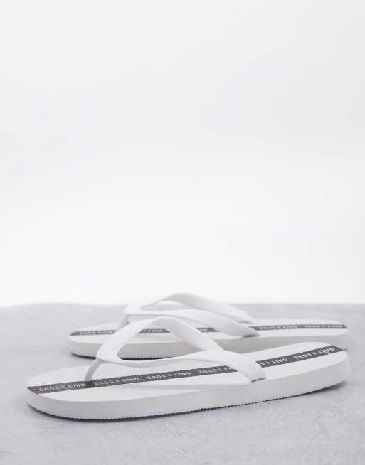 Only & Sons – Zehenstegsandalen in Weiß mit Logo