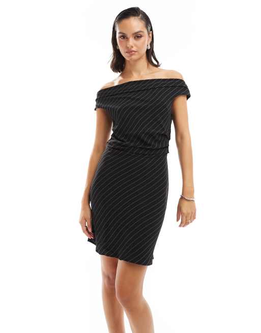 Only - Sort offshoulder-minikjole med nålestriber