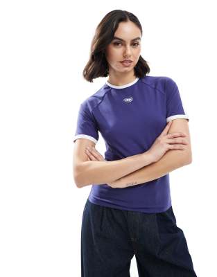 ONLY - Sportliches T-Shirt in Blau mit Kontrastdetail-Marineblau