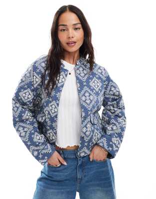 ONLY - Steppjacke in Blau mit Kachelmuster