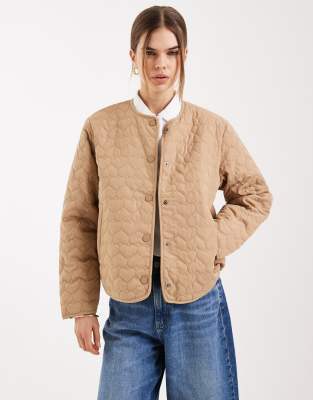 ONLY - Gefütterte Jacke in Hellbraun mit herzförmigem Steppmuster-Brown