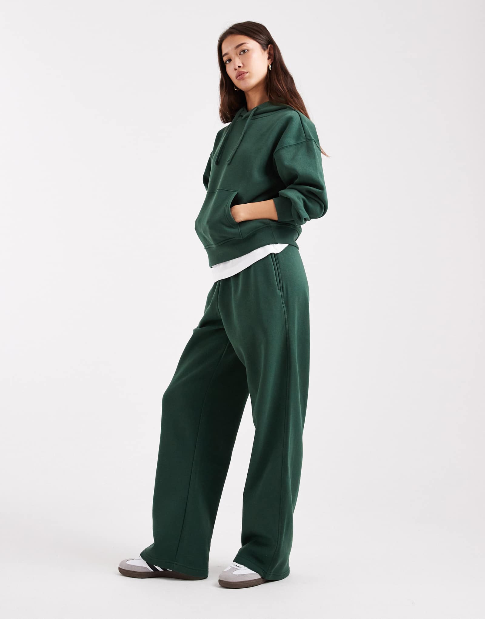 Спортивные брюки ONLY из джерси с прямыми штанинами темно-зеленого цвета - часть комплекта