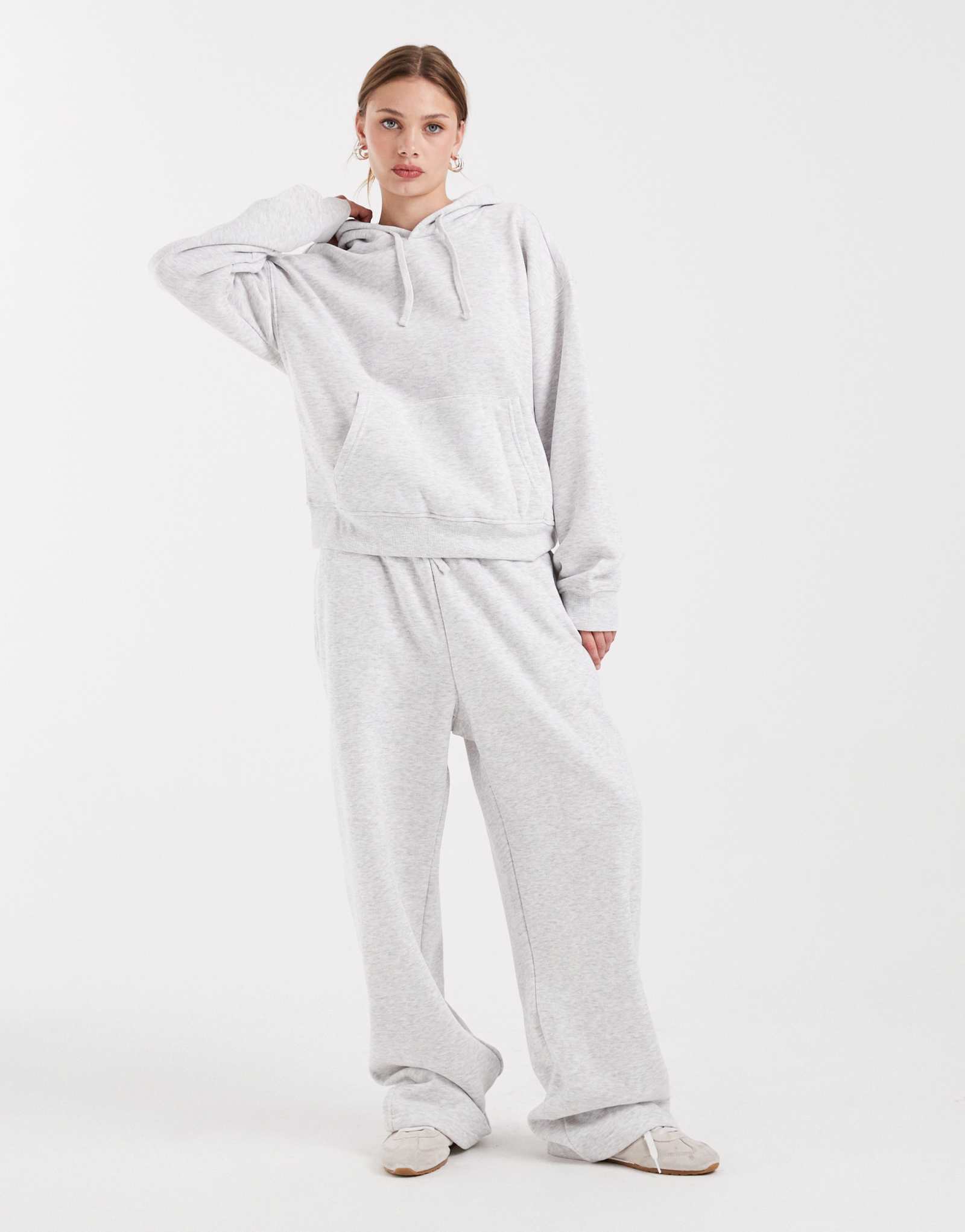 Спортивные брюки ONLY из джерси с прямыми штанинами светло-серого цвета - часть комплекта