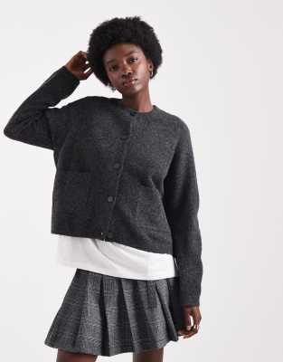 ONLY - Strickjacke in Dunkelgrau mit Vordertaschen und Rundhalsausschnitt