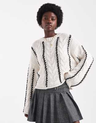 ONLY - Strickpullover in Weiß mit Zopfmuster und Kontrastdetail