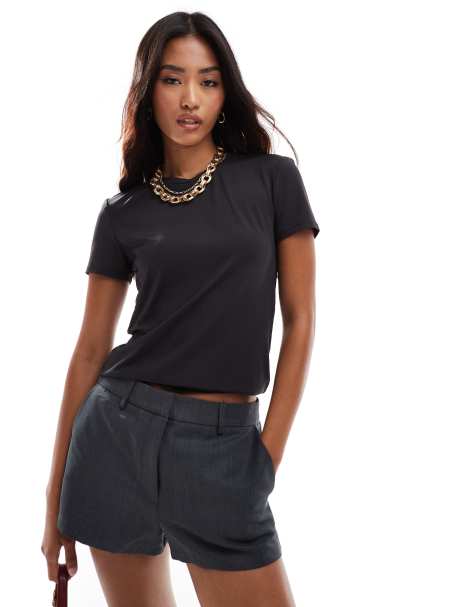 ONLY – Svart, åtsmitande t-shirt i seamless design - view 1