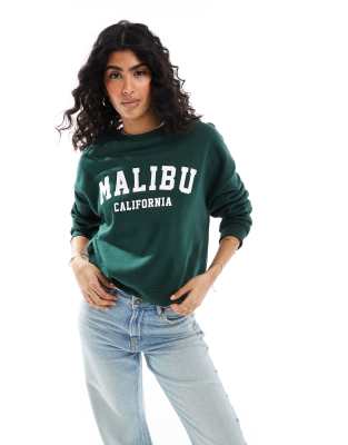 ONLY - Sweatshirt in Dunkelgrün mit Rundhalsausschnitt und „Malibu"-Print