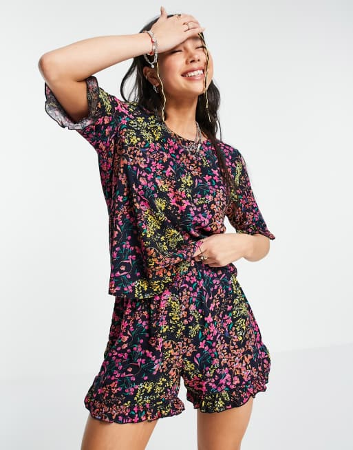 Only - T-shirt con maniche a volant blu navy a fiori in coordinato