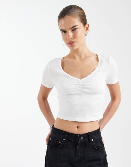 ONLY - T-shirt corta bianca a coste con scollo a V e dettaglio arricciato