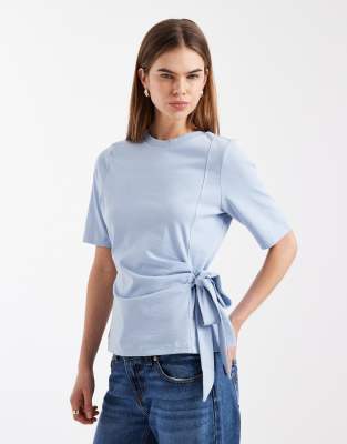 ONLY - T-Shirt in Hellblau mit seitlichem Bindedetail