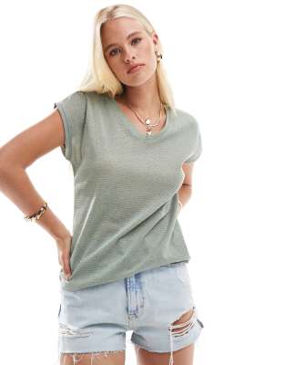 ONLY - T-Shirt in Metallic-Salbeigrün mit V-Ausschnitt