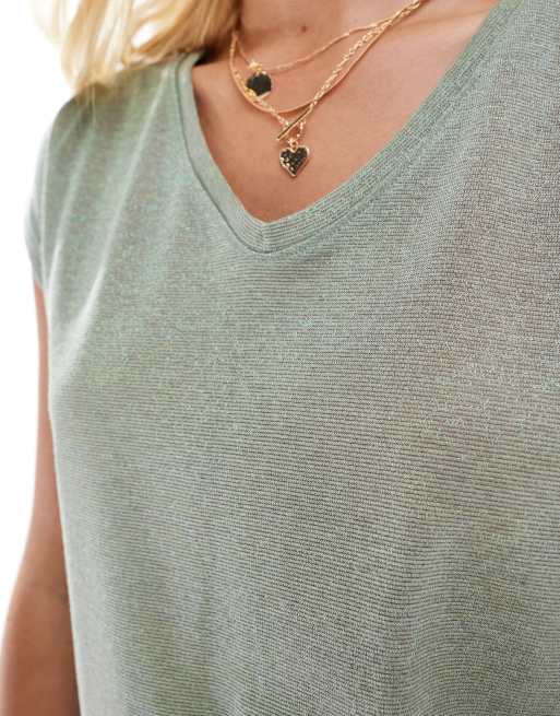 ONLY – T-Shirt in Metallic-Salbeigrün mit V-Ausschnitt, 3 von 4