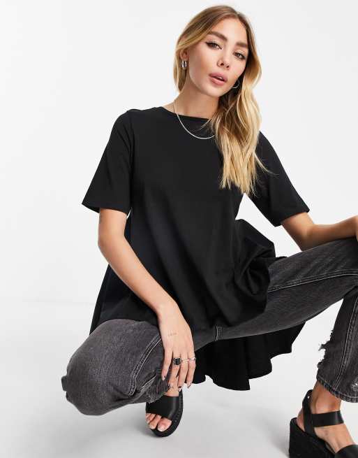 Only – T-Shirt in Schwarz mit hinten plissiertem Schößchen