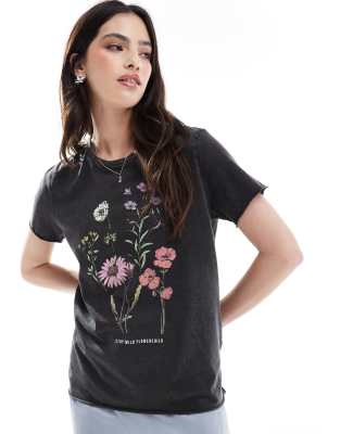 ONLY - T-Shirt in schwarzer Acid-Waschung mit Blumenstrauß-Motiv