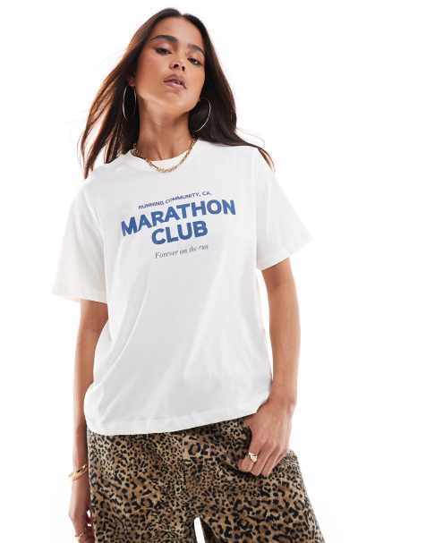 ONLY – T-Shirt in Weiß mit „Marathon Club“-Print - view 1