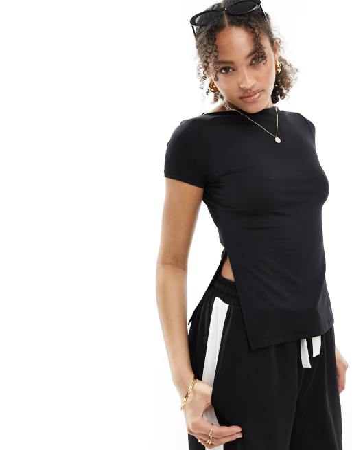ONLY - T-shirt met lange pasvorm, kapmouwtjes en zijsplit in zwart 