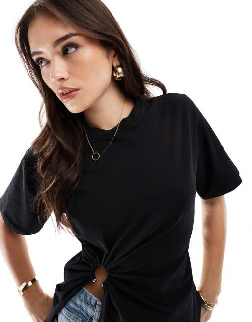 ONLY - T-shirt nera con dettaglio arricciato e anello