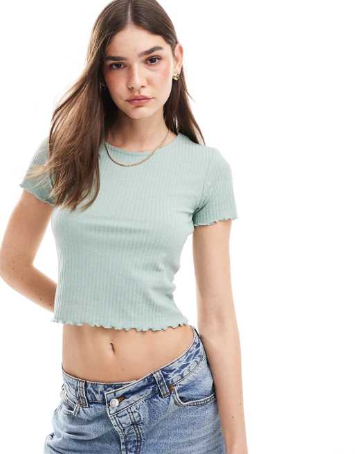ONLY - T-shirt verde salvia taglio corto con fondo smerlato 