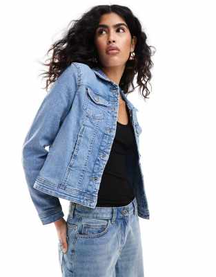 Only - Taillierte Jeansjacke in hellblauer Waschung